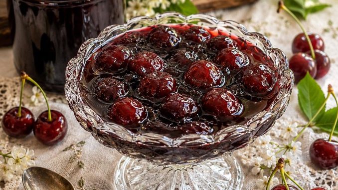 Starinsko slatko od višanja – višnje ostale cijele, a sirup gust kao med Starinsko slatko od višanja – višnje ostale cijele, a sirup gust kao med