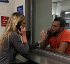 Udala sam se za zatvorenika zbog novca dok je služio dvanaestogodišnju kaznu — ali nakon što je njegova presuda poništena, pojavio se u mom stanu sa crnom kutijom i rekao: „Sada je red na mene da budem iskren.“ Udala sam se za zatvorenika zbog novca dok je služio dvanaestogodišnju kaznu — ali nakon što je njegova presuda poništena, pojavio se u mom stanu sa crnom kutijom i rekao: „Sada je red na mene da budem iskren.“