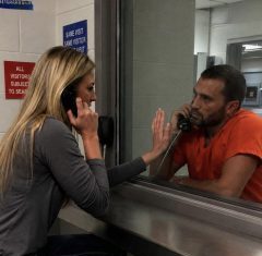 Udala sam se za zatvorenika zbog novca dok je služio dvanaestogodišnju kaznu — ali nakon što je njegova presuda poništena, pojavio se u mom stanu sa crnom kutijom i rekao: „Sada je red na mene da budem iskren.“ Udala sam se za zatvorenika zbog novca dok je služio dvanaestogodišnju kaznu — ali nakon što je njegova presuda poništena, pojavio se u mom stanu sa crnom kutijom i rekao: „Sada je red na mene da budem iskren.“