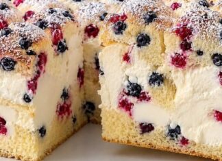 UKUSNA KREMASTA TORTA-PITA S BOBIČASTIM VOĆEM 🍓🫐🤤 savršen spoj prhkog tijesta, nježne kreme i sočnog voća!