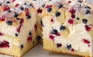 UKUSNA KREMASTA TORTA-PITA S BOBIČASTIM VOĆEM 🍓🫐🤤 savršen spoj prhkog tijesta, nježne kreme i sočnog voća!