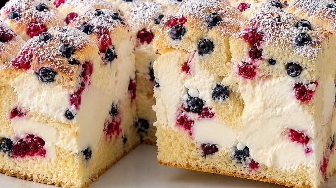 UKUSNA KREMASTA TORTA-PITA S BOBIČASTIM VOĆEM 🍓🫐🤤 savršen spoj prhkog tijesta, nježne kreme i sočnog voća!