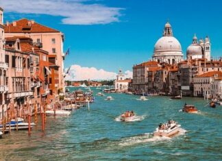 Venecija razmatra povećanje ulazne takse za jednodnevne posjetioce do 50 eura Venecija razmatra povećanje ulazne takse za jednodnevne posjetioce do 50 eura
