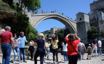 Za četiri mjeseca 2026. BiH posjetilo skoro pola miliona turista, više od milion noćenja Za četiri mjeseca 2026. BiH posjetilo skoro pola miliona turista, više od milion noćenja