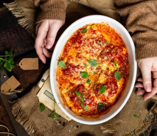 Zapečeni ravioli u sosu sa pečurkama i spanaćem: Toliko dobro da se pravi i da ostane za sutra Zapečeni ravioli u sosu sa pečurkama i spanaćem: Toliko dobro da se pravi i da ostane za sutra