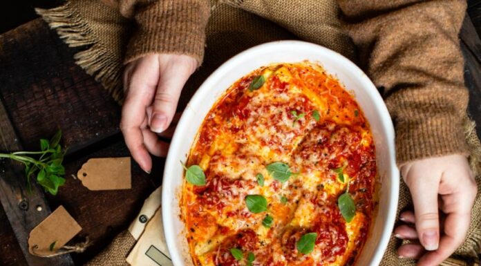 Zapečeni ravioli u sosu sa pečurkama i spanaćem: Toliko dobro da se pravi i da ostane za sutra Zapečeni ravioli u sosu sa pečurkama i spanaćem: Toliko dobro da se pravi i da ostane za sutra