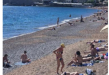 ŽENA NA PLAŽI U CRNOJ GORI ŠOKIRALA LJUDE: Ne kupa se, SVI GLEDAJU ŠTA DRŽI U RUKAMA – “ovo je kraj sveta” (VIDEO) ŽENA NA PLAŽI U CRNOJ GORI ŠOKIRALA LJUDE: Ne kupa se, SVI GLEDAJU ŠTA DRŽI U RUKAMA – “ovo je kraj sveta” (VIDEO)
