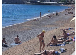 ŽENA NA PLAŽI U CRNOJ GORI ŠOKIRALA LJUDE: Ne kupa se, SVI GLEDAJU ŠTA DRŽI U RUKAMA – “ovo je kraj sveta” (VIDEO) ŽENA NA PLAŽI U CRNOJ GORI ŠOKIRALA LJUDE: Ne kupa se, SVI GLEDAJU ŠTA DRŽI U RUKAMA – “ovo je kraj sveta” (VIDEO)
