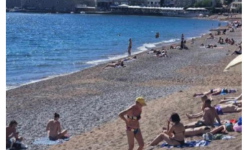 ŽENA NA PLAŽI U CRNOJ GORI ŠOKIRALA LJUDE: Ne kupa se, SVI GLEDAJU ŠTA DRŽI U RUKAMA – “ovo je kraj sveta” (VIDEO) ŽENA NA PLAŽI U CRNOJ GORI ŠOKIRALA LJUDE: Ne kupa se, SVI GLEDAJU ŠTA DRŽI U RUKAMA – “ovo je kraj sveta” (VIDEO)
