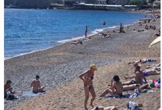 ŽENA NA PLAŽI U CRNOJ GORI ŠOKIRALA LJUDE: Ne kupa se, SVI GLEDAJU ŠTA DRŽI U RUKAMA – “ovo je kraj sveta” (VIDEO) ŽENA NA PLAŽI U CRNOJ GORI ŠOKIRALA LJUDE: Ne kupa se, SVI GLEDAJU ŠTA DRŽI U RUKAMA – “ovo je kraj sveta” (VIDEO)