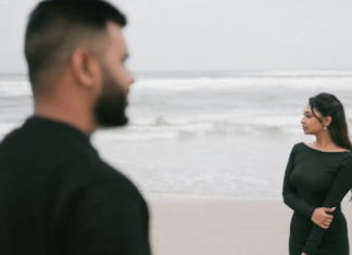 Bogati par se rugao starijoj konobarici zbog „uprljane torbice“ – nisu ni slutili ko je njen sin Bogati par se rugao starijoj konobarici zbog „uprljane torbice“ – nisu ni slutili ko je njen sin
