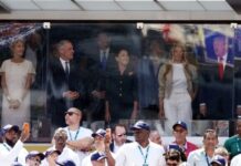 Da je klasika najbliža savršenstvu vidi se po stajlingu Melanije Tramp: Dok Španija vodi bitku protiv Argentine, ona na stadionu drži modne lekcije Da je klasika najbliža savršenstvu vidi se po stajlingu Melanije Tramp: Dok Španija vodi bitku protiv Argentine, ona na stadionu drži modne lekcije