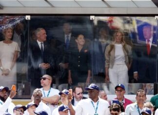 Da je klasika najbliža savršenstvu vidi se po stajlingu Melanije Tramp: Dok Španija vodi bitku protiv Argentine, ona na stadionu drži modne lekcije Da je klasika najbliža savršenstvu vidi se po stajlingu Melanije Tramp: Dok Španija vodi bitku protiv Argentine, ona na stadionu drži modne lekcije