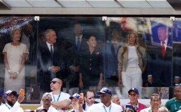 Da je klasika najbliža savršenstvu vidi se po stajlingu Melanije Tramp: Dok Španija vodi bitku protiv Argentine, ona na stadionu drži modne lekcije Da je klasika najbliža savršenstvu vidi se po stajlingu Melanije Tramp: Dok Španija vodi bitku protiv Argentine, ona na stadionu drži modne lekcije