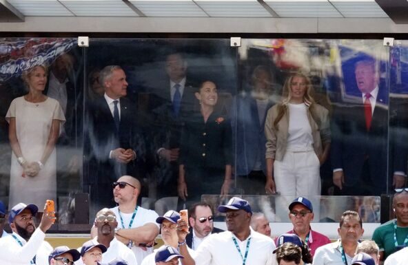 Da je klasika najbliža savršenstvu vidi se po stajlingu Melanije Tramp: Dok Španija vodi bitku protiv Argentine, ona na stadionu drži modne lekcije Da je klasika najbliža savršenstvu vidi se po stajlingu Melanije Tramp: Dok Španija vodi bitku protiv Argentine, ona na stadionu drži modne lekcije