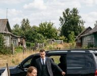 Iz crnog automobila izašao je muškarac, a tišinu je prekinulo jedno pitanje: „Da li je on moj sin?” Iz crnog automobila izašao je muškarac, a tišinu je prekinulo jedno pitanje: „Da li je on moj sin?”