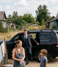 Iz crnog automobila izašao je muškarac, a tišinu je prekinulo jedno pitanje: „Da li je on moj sin?” Iz crnog automobila izašao je muškarac, a tišinu je prekinulo jedno pitanje: „Da li je on moj sin?”
