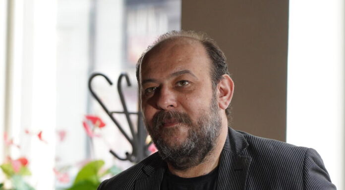 Ljudi ga sve više vole, a on i danas priča sve najlepše o bivšoj ženi: Imali su divan brak, 7 godina krio da se razveo, sreću im srušila bolna stvar Ljudi ga sve više vole, a on i danas priča sve najlepše o bivšoj ženi: Imali su divan brak, 7 godina krio da se razveo, sreću im srušila bolna stvar