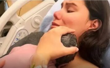 “Mislila sam da mi je beba umrla”: Zaspala tokom porođaja, a kada se probudila pronašla sina ispod jorgana “Mislila sam da mi je beba umrla”: Zaspala tokom porođaja, a kada se probudila pronašla sina ispod jorgana