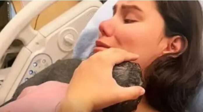 “Mislila sam da mi je beba umrla”: Zaspala tokom porođaja, a kada se probudila pronašla sina ispod jorgana “Mislila sam da mi je beba umrla”: Zaspala tokom porođaja, a kada se probudila pronašla sina ispod jorgana