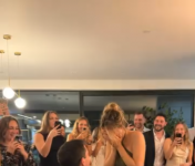 Njegova majka prekinula je našu prosidbu i prva ga poljubila… Mislila sam da je to samo radost, sve dok mi nije šapnula nešto od čega mi se krv sledila u žilama Njegova majka prekinula je našu prosidbu i prva ga poljubila… Mislila sam da je to samo radost, sve dok mi nije šapnula nešto od čega mi se krv sledila u žilama