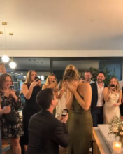Njegova majka prekinula je našu prosidbu i prva ga poljubila… Mislila sam da je to samo radost, sve dok mi nije šapnula nešto od čega mi se krv sledila u žilama Njegova majka prekinula je našu prosidbu i prva ga poljubila… Mislila sam da je to samo radost, sve dok mi nije šapnula nešto od čega mi se krv sledila u žilama