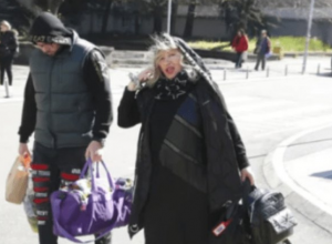 Pala na najniže grane, a do nedavno punila dvorane! Pjevačica (71) skuplja sve što nađe pored kontejnera Pala na najniže grane, a do nedavno punila dvorane! Pjevačica (71) skuplja sve što nađe pored kontejnera