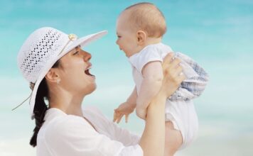 Pedijatar savjetuje roditelje: Šta da ponesete na more sa bebom Pedijatar savjetuje roditelje: Šta da ponesete na more sa bebom