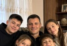 Petnaest godina vjerovao sam da sam najsretniji otac na svijetu, sve dok jedan liječnički nalaz nije rekao da nijedno od moje petero djece nije moje — a istina je bila još strašnija Petnaest godina vjerovao sam da sam najsretniji otac na svijetu, sve dok jedan liječnički nalaz nije rekao da nijedno od moje petero djece nije moje — a istina je bila još strašnija