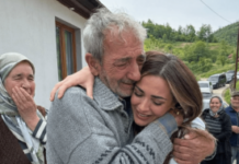 Prodao je posljednji komad zemlje da školuje kćer — a 11 godina kasnije kolona automobila pred njegovom kućom natjerala je cijelo selo na suze Prodao je posljednji komad zemlje da školuje kćer — a 11 godina kasnije kolona automobila pred njegovom kućom natjerala je cijelo selo na suze