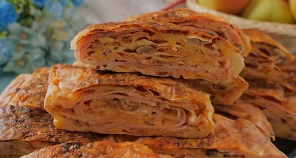 Recept za najsočniju pica pitu od gotovih kora: Ukusna večera gotov za manje od sat vremena Recept za najsočniju pica pitu od gotovih kora: Ukusna večera gotov za manje od sat vremena