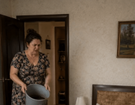 Supruga je zatekla muža sa ljubavnicom u njihovom sopstvenom krevetu i oboje ih polila prljavom vodom. Ali ispostavilo se da je to bio samo početak njene osvete — ono što je usledilo nisu mogli ni da sanjaju… 😧