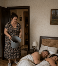 Supruga je zatekla muža sa ljubavnicom u njihovom sopstvenom krevetu i oboje ih polila prljavom vodom. Ali ispostavilo se da je to bio samo početak njene osvete — ono što je usledilo nisu mogli ni da sanjaju… 😧