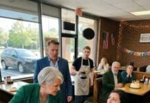 Tokom porodičnog slavlja moja svekrva je zgrabila kozice direktno sa tanjira mojih kćerki i podrugljivo rekla: „One mogu pojesti i ostatke.“ Ono što nije znala jeste da sam upravo spremala otkriti tajnu zbog koje bi cijela sala ostala bez riječi. Tokom porodičnog slavlja moja svekrva je zgrabila kozice direktno sa tanjira mojih kćerki i podrugljivo rekla: „One mogu pojesti i ostatke.“ Ono što nije znala jeste da sam upravo spremala otkriti tajnu zbog koje bi cijela sala ostala bez riječi.