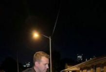 U tri sata ujutro policija prima neobičan poziv: jedan građanin prijavljuje da njegova susjeda sjedi na ulici, na nogostupu. Ono što policija otkrije kada stigne do njezine kuće ostavlja ih bez riječi. U tri sata ujutro policija prima neobičan poziv: jedan građanin prijavljuje da njegova susjeda sjedi na ulici, na nogostupu. Ono što policija otkrije kada stigne do njezine kuće ostavlja ih bez riječi.