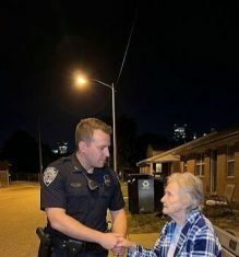 U tri sata ujutro policija prima neobičan poziv: jedan građanin prijavljuje da njegova susjeda sjedi na ulici, na nogostupu. Ono što policija otkrije kada stigne do njezine kuće ostavlja ih bez riječi. U tri sata ujutro policija prima neobičan poziv: jedan građanin prijavljuje da njegova susjeda sjedi na ulici, na nogostupu. Ono što policija otkrije kada stigne do njezine kuće ostavlja ih bez riječi.
