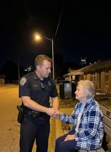 U tri sata ujutro policija prima neobičan poziv: jedan građanin prijavljuje da njegova susjeda sjedi na ulici, na nogostupu. Ono što policija otkrije kada stigne do njezine kuće ostavlja ih bez riječi. U tri sata ujutro policija prima neobičan poziv: jedan građanin prijavljuje da njegova susjeda sjedi na ulici, na nogostupu. Ono što policija otkrije kada stigne do njezine kuće ostavlja ih bez riječi.