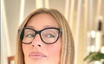 U zlatnoj eri supermodela ona je bila boginja, pa napustila sve zbog ljubavi: Muž je izbacio na ulicu da prosi za hranu, a on je spasio na neverovatan način U zlatnoj eri supermodela ona je bila boginja, pa napustila sve zbog ljubavi: Muž je izbacio na ulicu da prosi za hranu, a on je spasio na neverovatan način