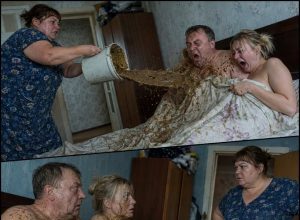 Žena je zatekla muža s ljubavnicom „bez ičega“ i, ne rekavši ni riječ, prosula na njih kantu prljave vode. A onda je izgovorila samo jednu riječ — i oboje su se ukočili kao da ih je udarila struja… 😲😲😲