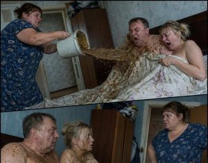 Žena je zatekla muža s ljubavnicom „bez ičega“ i, ne rekavši ni riječ, prosula na njih kantu prljave vode. A onda je izgovorila samo jednu riječ — i oboje su se ukočili kao da ih je udarila struja… 😲😲😲