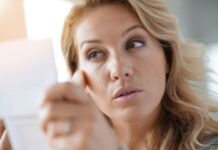 5 neizostavnih stavki prilikom šminkanja koje podmlađuju žene: Dama u 7. deceniji kaže “Izgledam bolje nego kada sam bila u kasnim četrdesetim” 5 neizostavnih stavki prilikom šminkanja koje podmlađuju žene: Dama u 7. deceniji kaže "Izgledam bolje nego kada sam bila u kasnim četrdesetim"