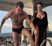 Bahata žena naredila da svekrvu drže u hotelskom bazenu — nije znala da pred njom stoje vlasnica lanca i prava supruga njenog „muža“ Bahata žena naredila da svekrvu drže u hotelskom bazenu — nije znala da pred njom stoje vlasnica lanca i prava supruga njenog „muža“