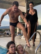 Bahata žena naredila da svekrvu drže u hotelskom bazenu — nije znala da pred njom stoje vlasnica lanca i prava supruga njenog „muža“ Bahata žena naredila da svekrvu drže u hotelskom bazenu — nije znala da pred njom stoje vlasnica lanca i prava supruga njenog „muža“