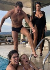 Bahata žena naredila da svekrvu drže u hotelskom bazenu — nije znala da pred njom stoje vlasnica lanca i prava supruga njenog „muža“ Bahata žena naredila da svekrvu drže u hotelskom bazenu — nije znala da pred njom stoje vlasnica lanca i prava supruga njenog „muža“