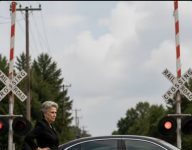 Da bi se riješila trudne snahe, svekrva je namjerno ostavila auto nasukan na pruzi samo nekoliko trenutaka prije voza koji se približava, nadajući se da će svi povjerovati da se radi o ništa više od tragične nesreće. Ali sve se završilo mnogo užasnije nego što je mogla zamisliti. 😳