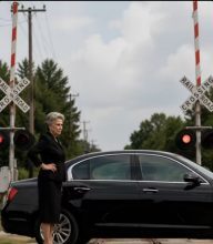 Da bi se riješila trudne snahe, svekrva je namjerno ostavila auto nasukan na pruzi samo nekoliko trenutaka prije voza koji se približava, nadajući se da će svi povjerovati da se radi o ništa više od tragične nesreće. Ali sve se završilo mnogo užasnije nego što je mogla zamisliti. 😳