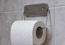 Da li rolna toalet papira treba da bude okrenuta ka zidu ili spolja Stručnjaci rešili večitu dilemu, evo koji način je bolji Da li rolna toalet papira treba da bude okrenuta ka zidu ili spolja Stručnjaci rešili večitu dilemu, evo koji način je bolji
