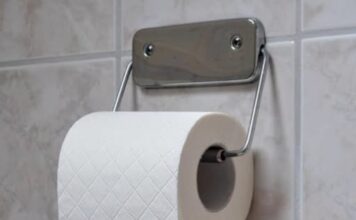 Da li rolna toalet papira treba da bude okrenuta ka zidu ili spolja Stručnjaci rešili večitu dilemu, evo koji način je bolji Da li rolna toalet papira treba da bude okrenuta ka zidu ili spolja Stručnjaci rešili večitu dilemu, evo koji način je bolji