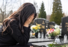 Dijana je 21 godinu plakala na grobu ćerke Lane, a onda joj je kod spomenika prišao nepoznati čovek i izustio reči od kojih joj je STALO SRCE: “Znam ovu devojku udala se nedavno” Dijana je 21 godinu plakala na grobu ćerke Lane, a onda joj je kod spomenika prišao nepoznati čovek i izustio reči od kojih joj je STALO SRCE: “Znam ovu devojku udala se nedavno”