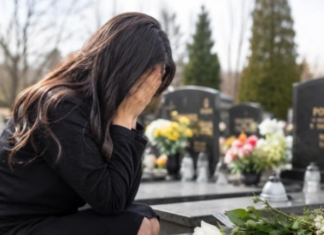 Dijana je 21 godinu plakala na grobu ćerke Lane, a onda joj je kod spomenika prišao nepoznati čovek i izustio reči od kojih joj je STALO SRCE: “Znam ovu devojku udala se nedavno” Dijana je 21 godinu plakala na grobu ćerke Lane, a onda joj je kod spomenika prišao nepoznati čovek i izustio reči od kojih joj je STALO SRCE: “Znam ovu devojku udala se nedavno”